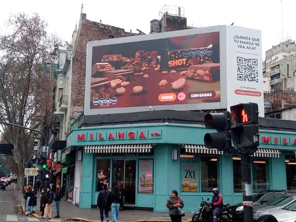 Shot cautivó con su chocolate en publicidad exterior en la plataforma de Taggfiy