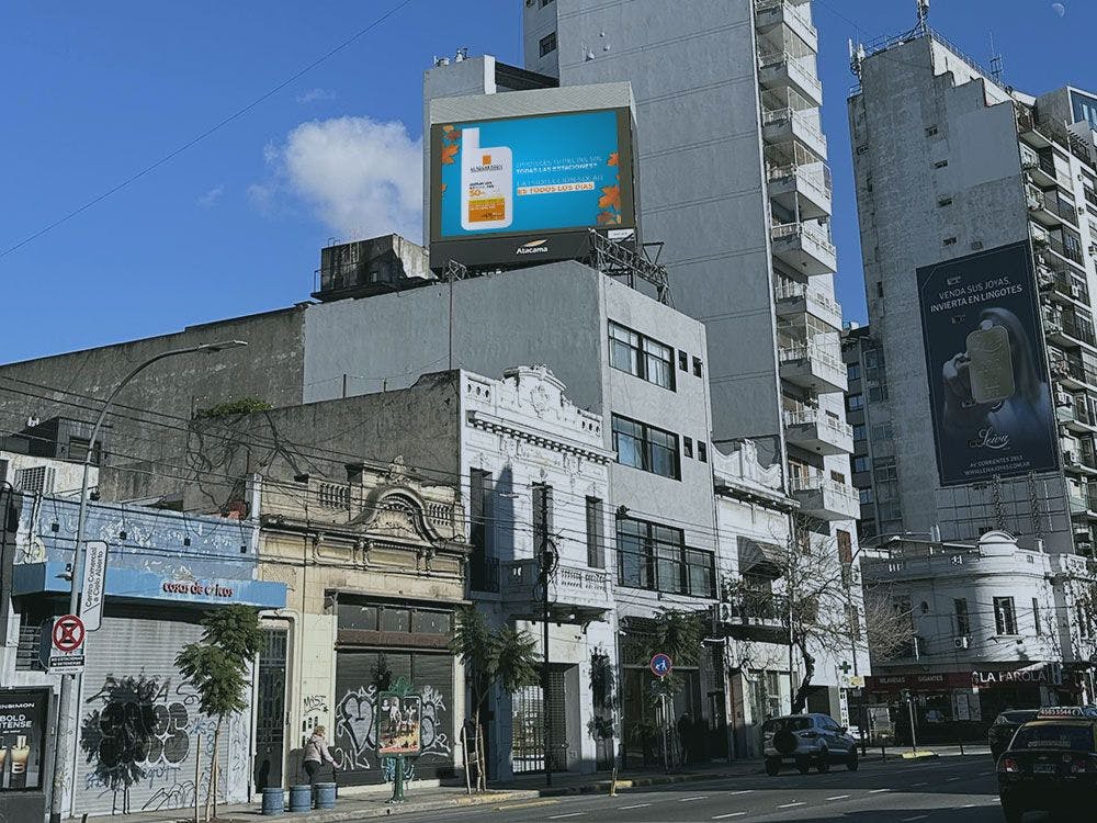 La Roche-Posay makes an impactful dynamic content outdoor campaign with Taggify