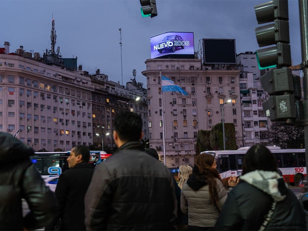 Peugeot immersive exclusivity with Taggify: visual impact at the Obelisco