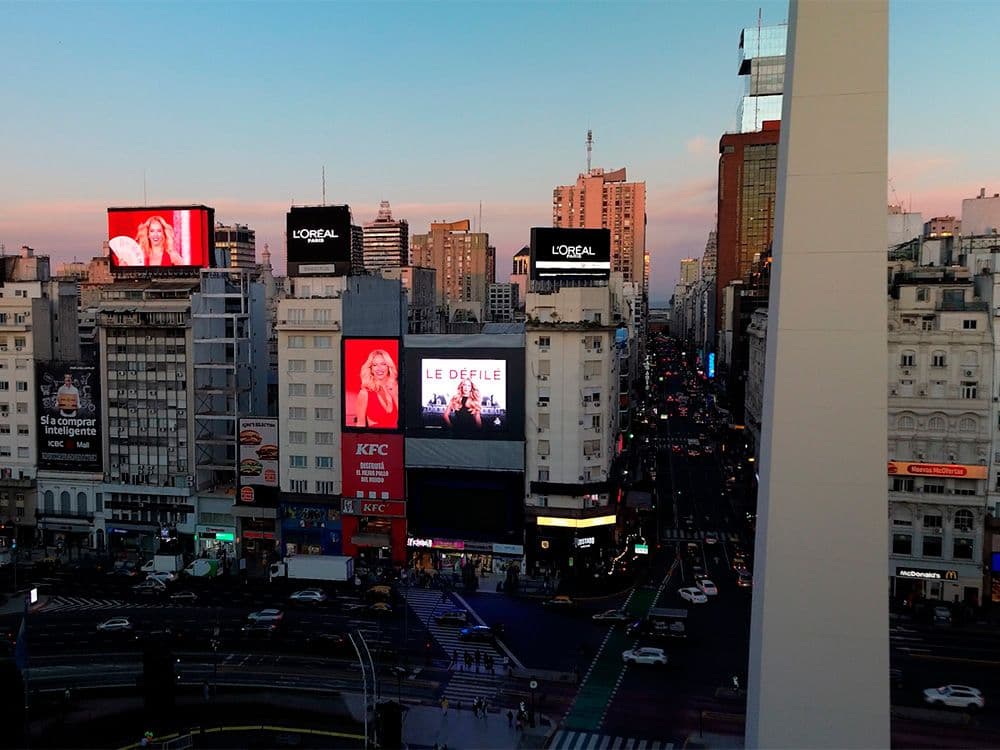 L'Oréal trasladó “Le Défilé” a Buenos Aires con pDOOH y Taggify