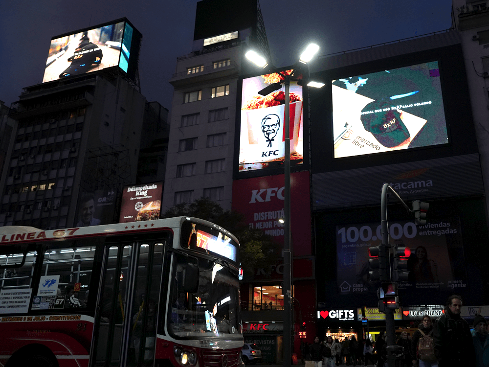 Mercado Libre y Bizarrap fascinan con su campaña DOOH en el Obelisco de Buenos Aires