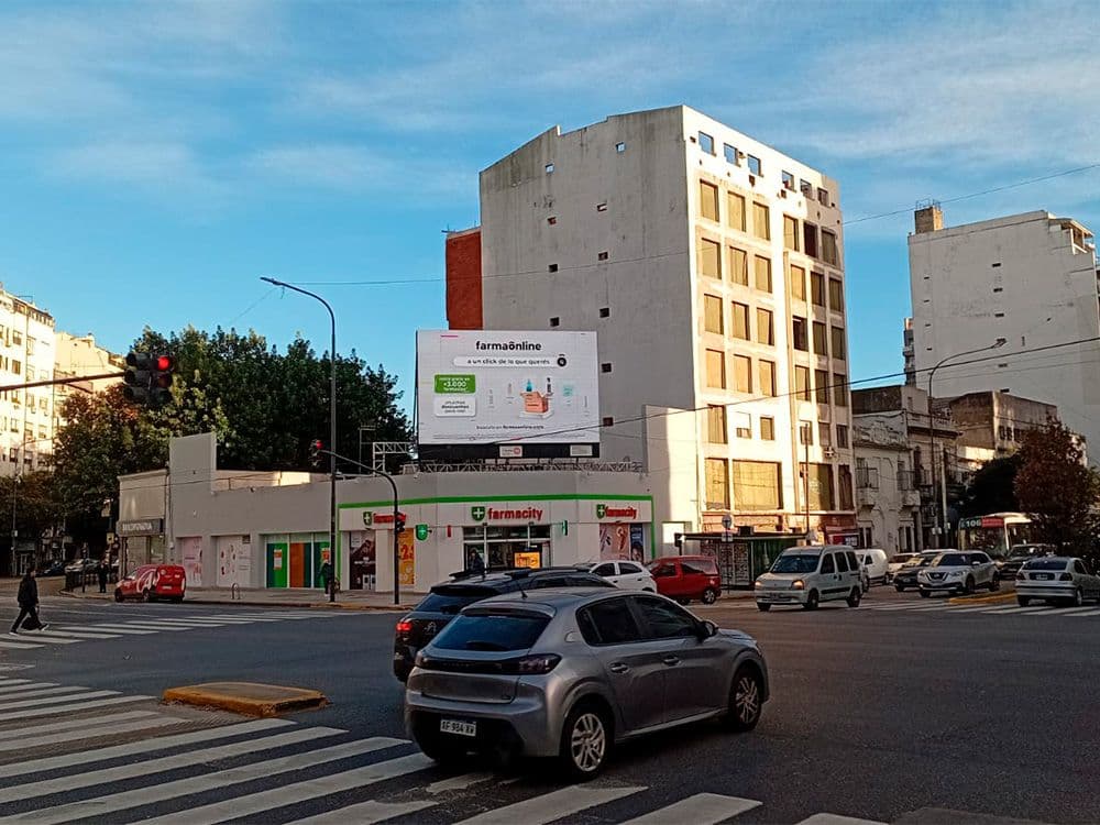 Farmaonline combina espacios digitales y urbanos con pDOOH y Taggify