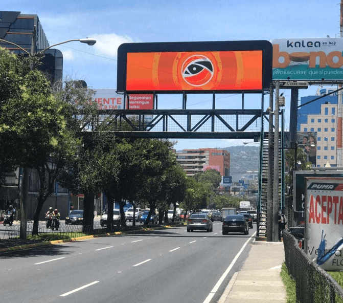 Guatemala City -.Proceres y 3ra Avenida - Hacia CAES - Zone 10 · Proceres y 3ra Avenida - Hacia CAES